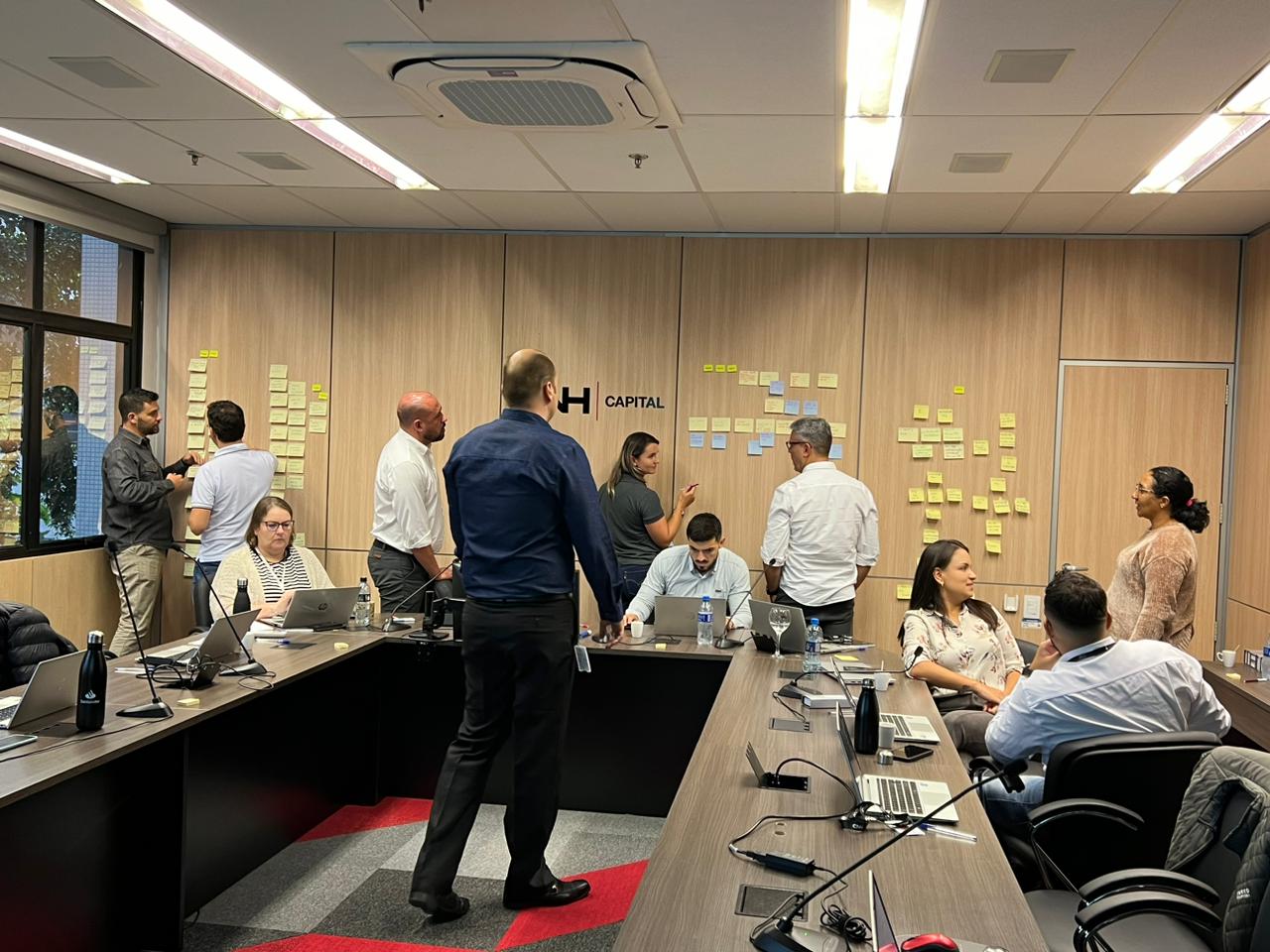 Equipe Gemba em campo — consultores trabalhando com clientes
